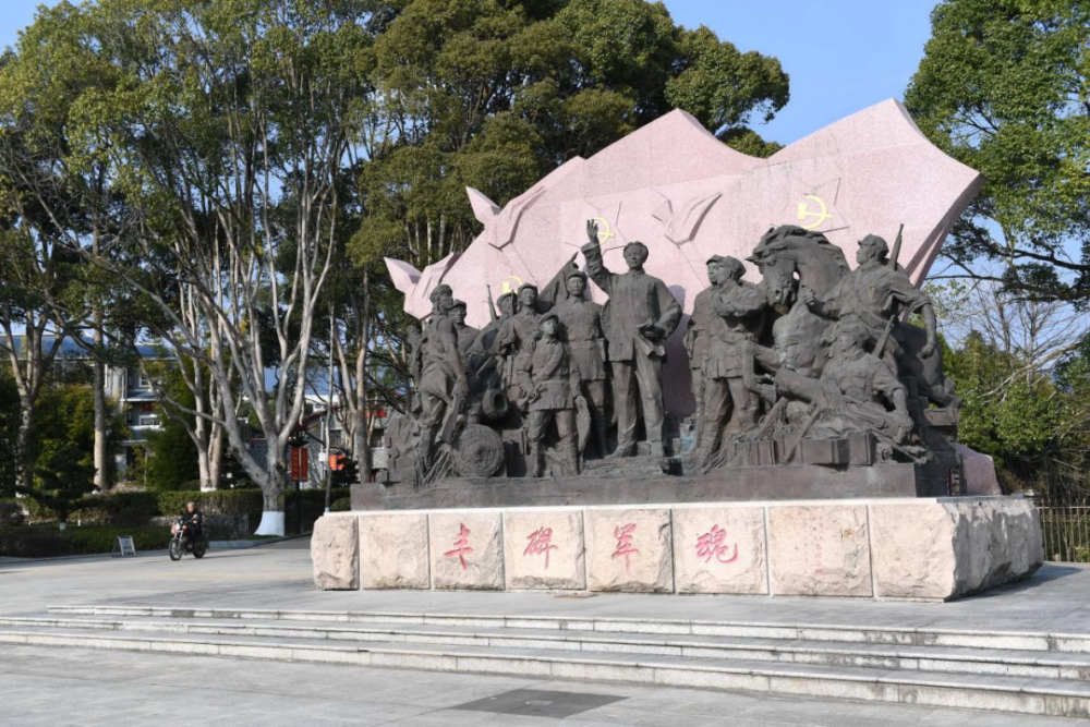 古田會議紀念館前的“豐碑軍魂”雕塑群（ 2021年1月25日攝）。新華社記者林善傳攝